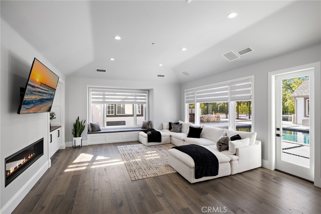 1 Falconridge Drive