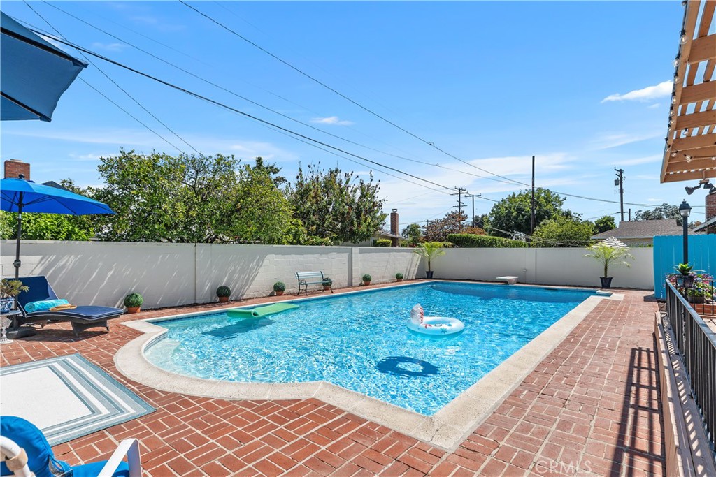 1327 E Kenwood Avenue