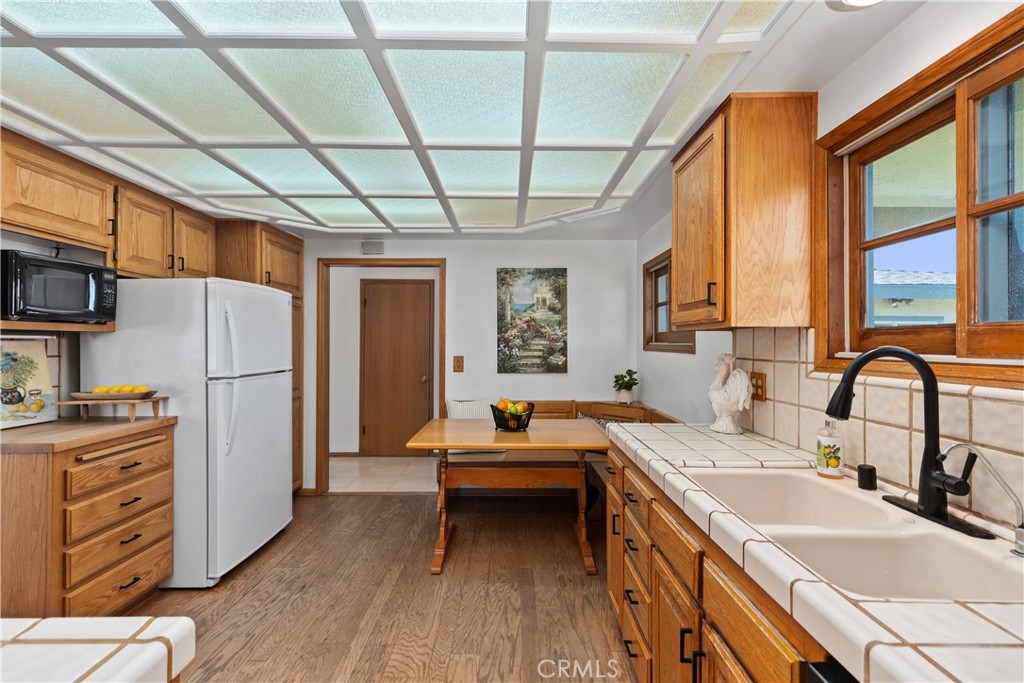 1327 E Kenwood Avenue