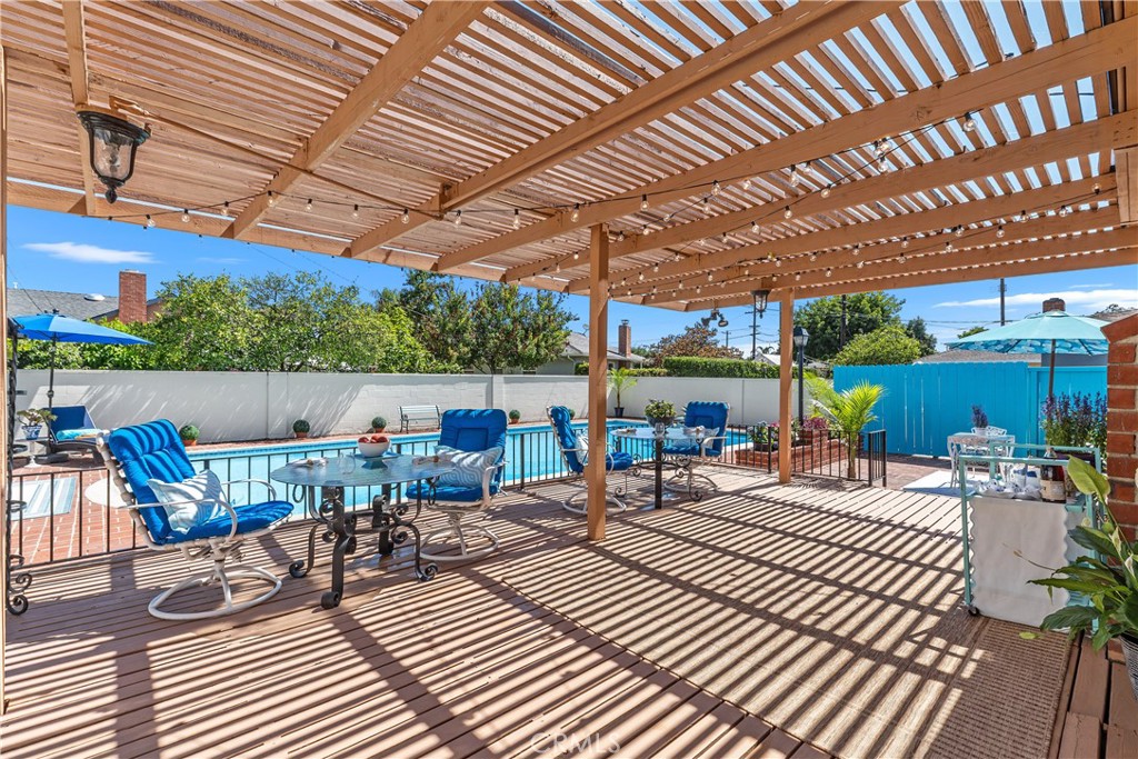 1327 E Kenwood Avenue