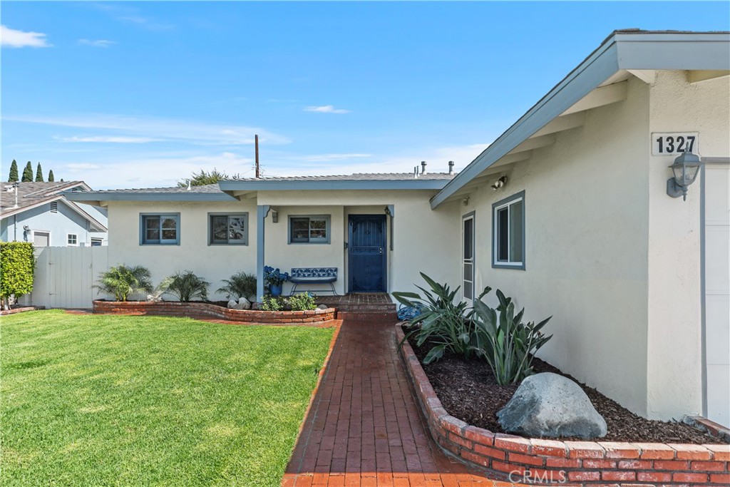 1327 E Kenwood Avenue