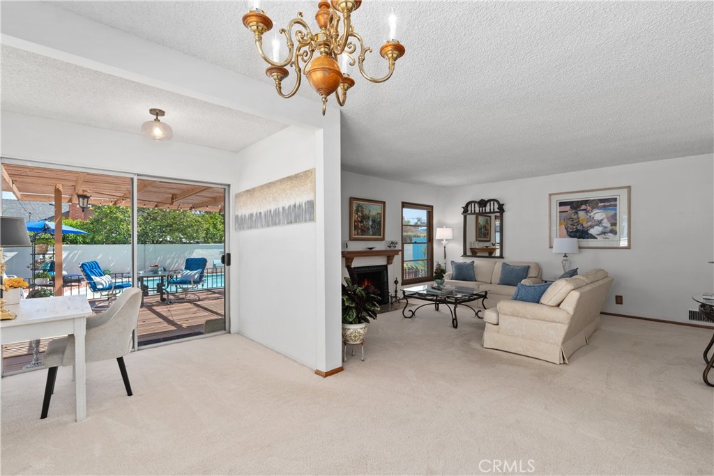 1327 E Kenwood Avenue