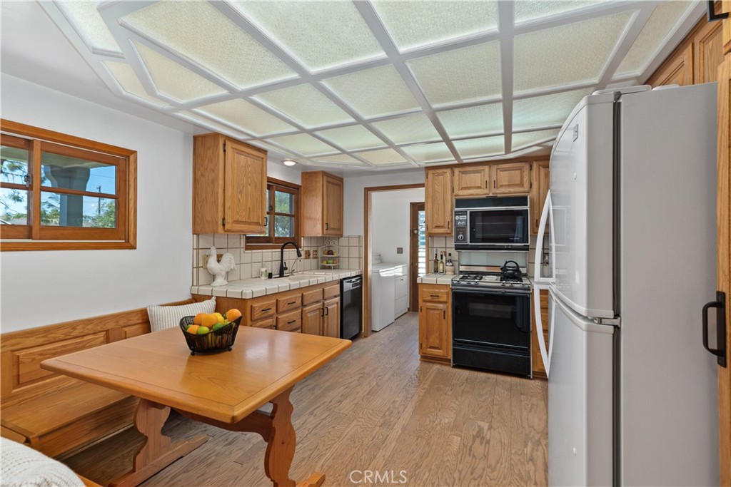 1327 E Kenwood Avenue