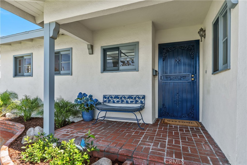 1327 E Kenwood Avenue