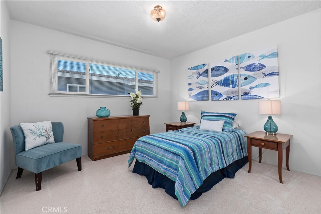 1327 E Kenwood Avenue