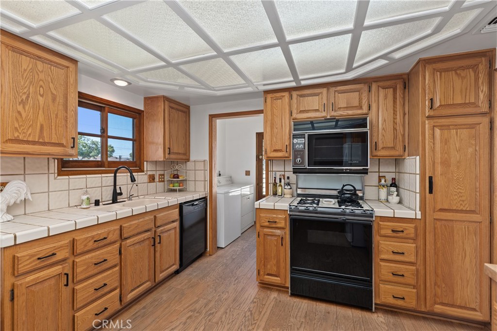 1327 E Kenwood Avenue