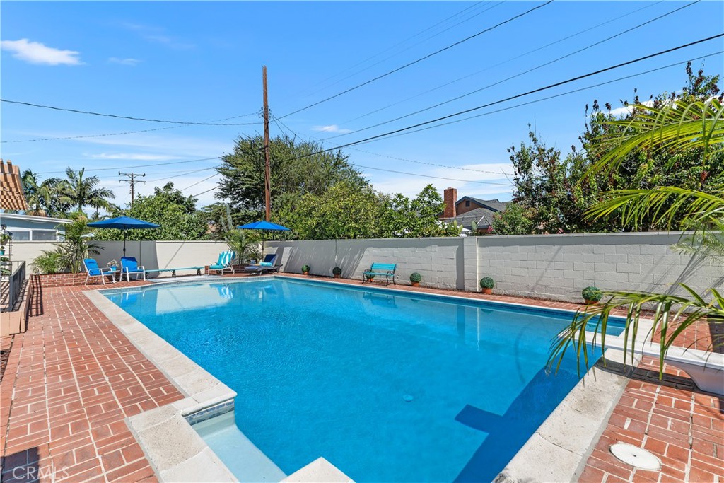 1327 E Kenwood Avenue