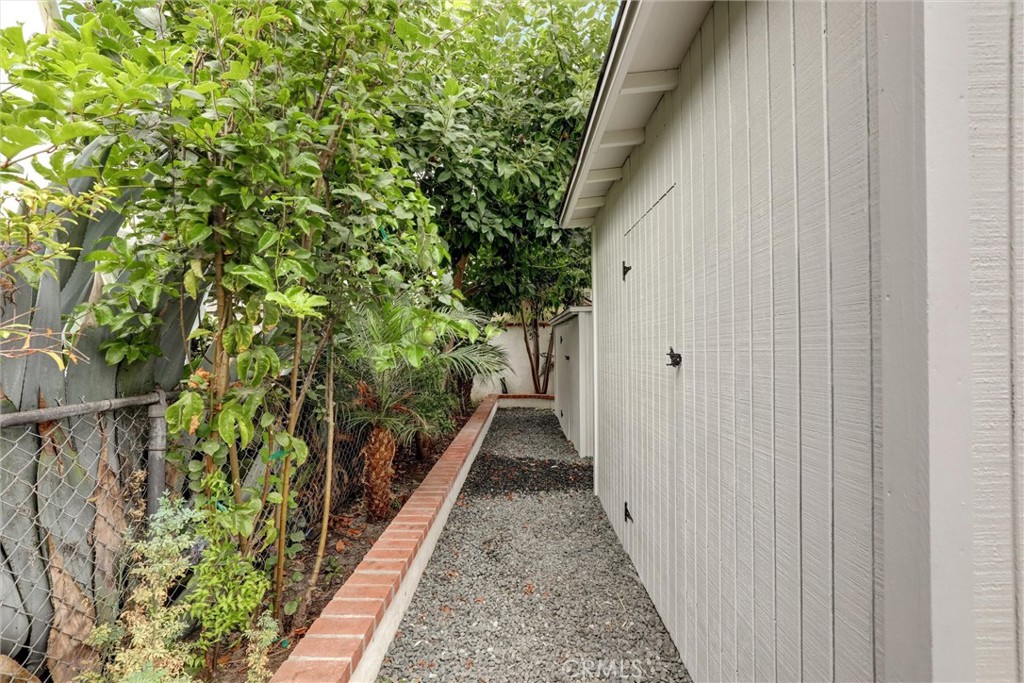 32742 32742 Alipaz Street 56