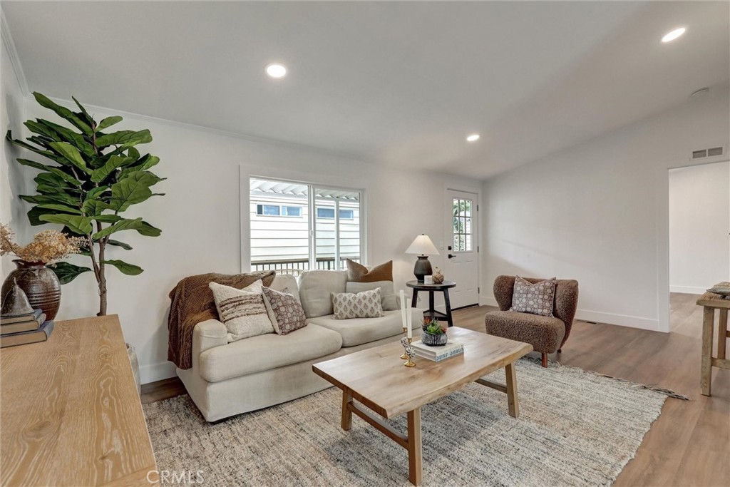 32742 32742 Alipaz Street 56