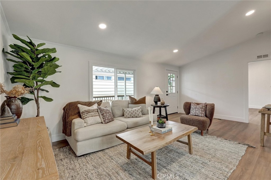 32742 32742 Alipaz Street 56