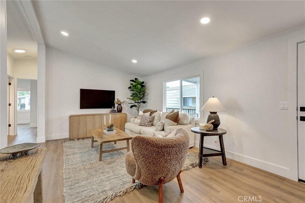 32742 32742 Alipaz Street 56