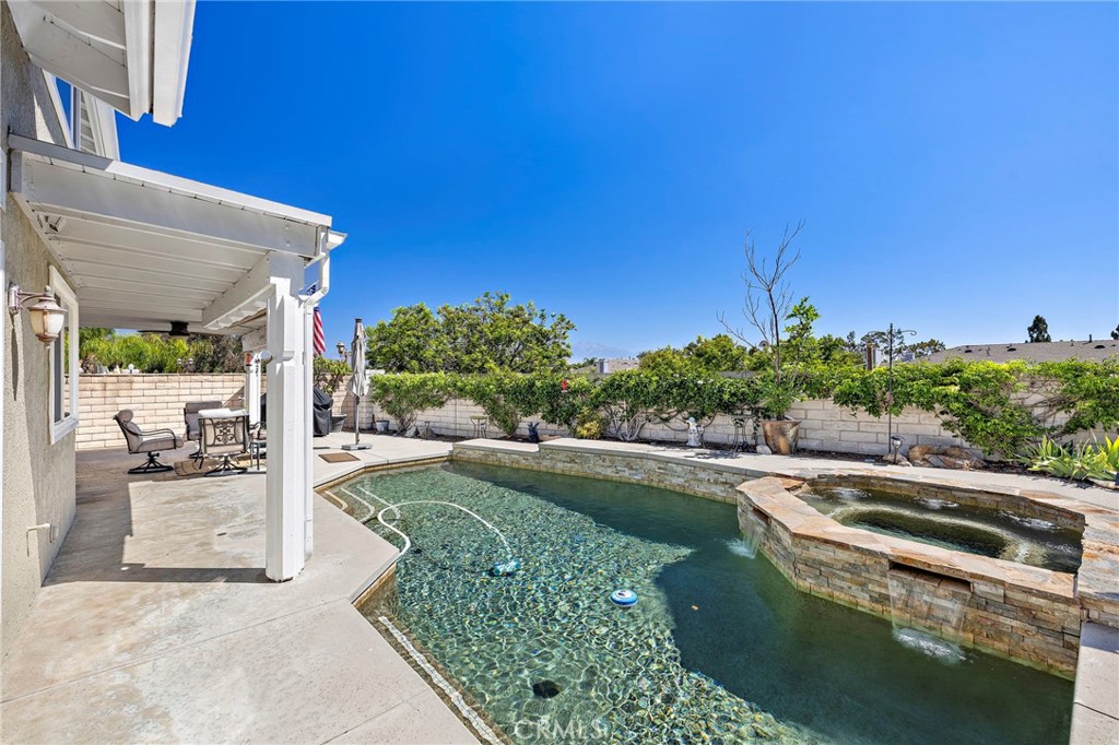 17935 Via Casitas