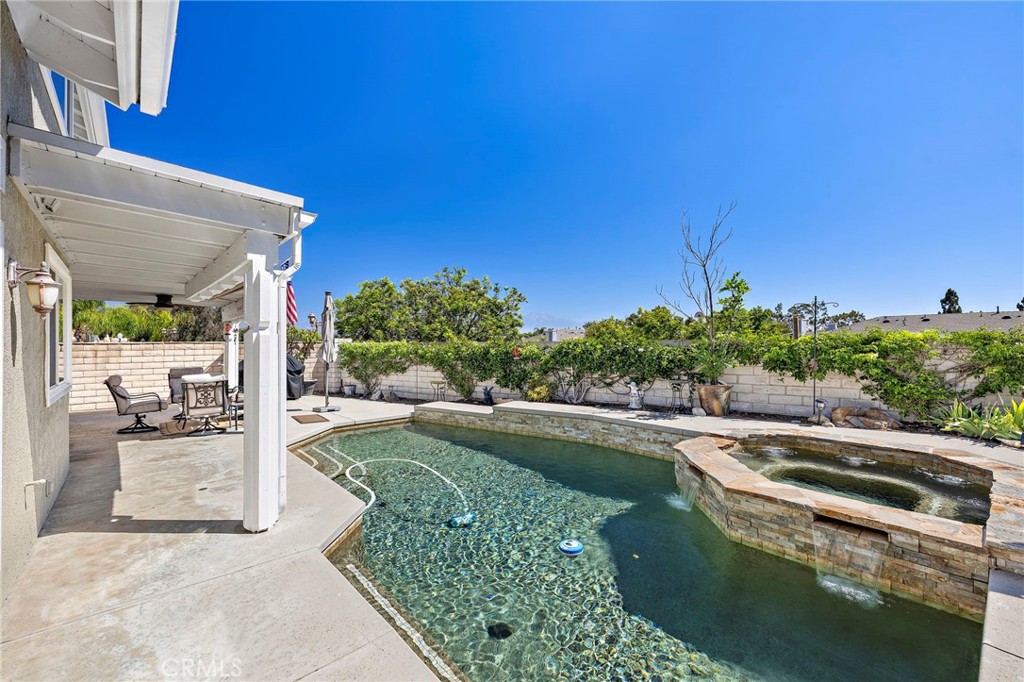 17935 Via Casitas