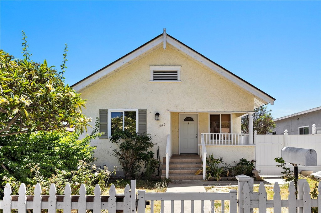 1040 W 3rd