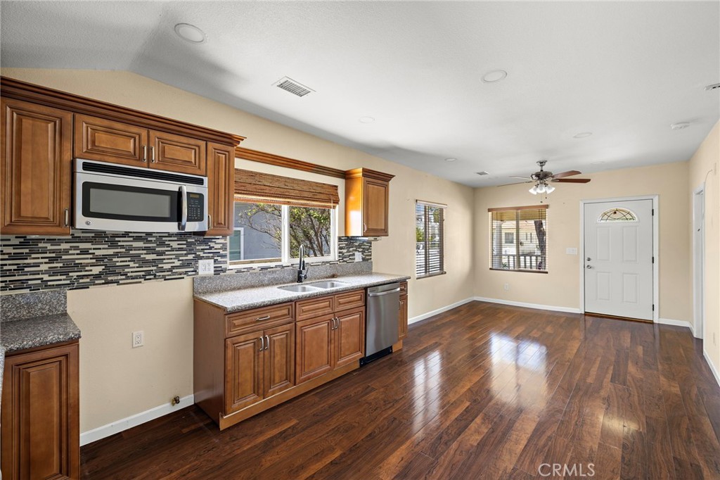 1040 W 3rd