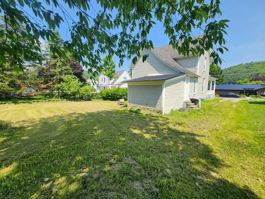 406 E Maple St