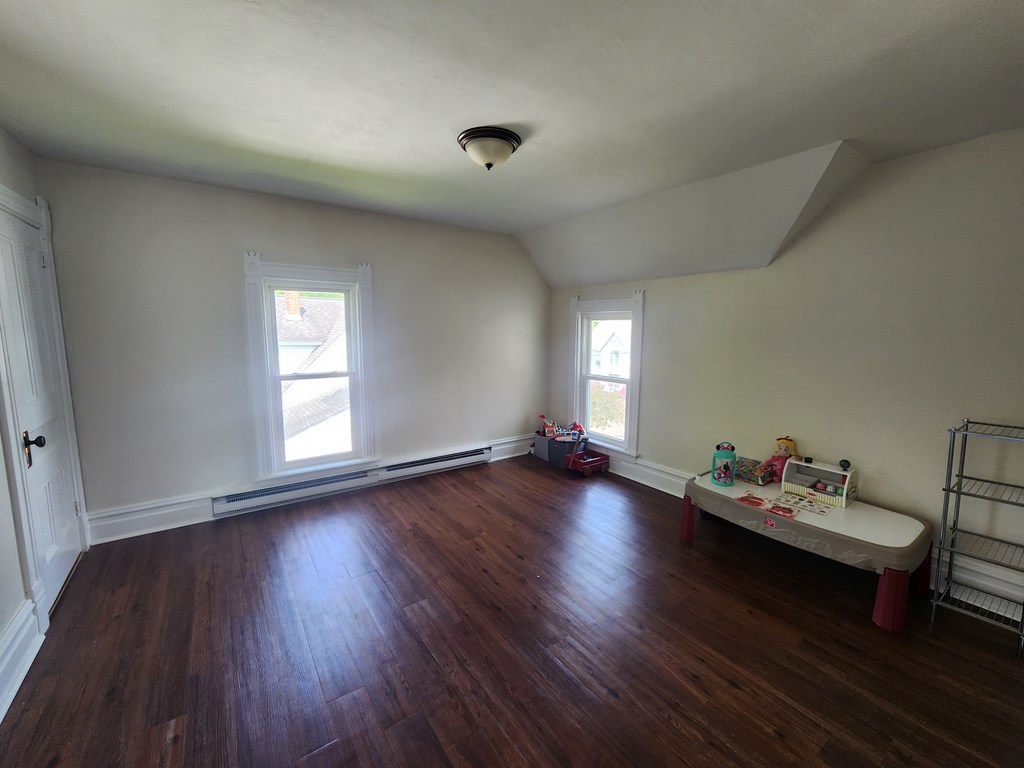 406 E Maple St
