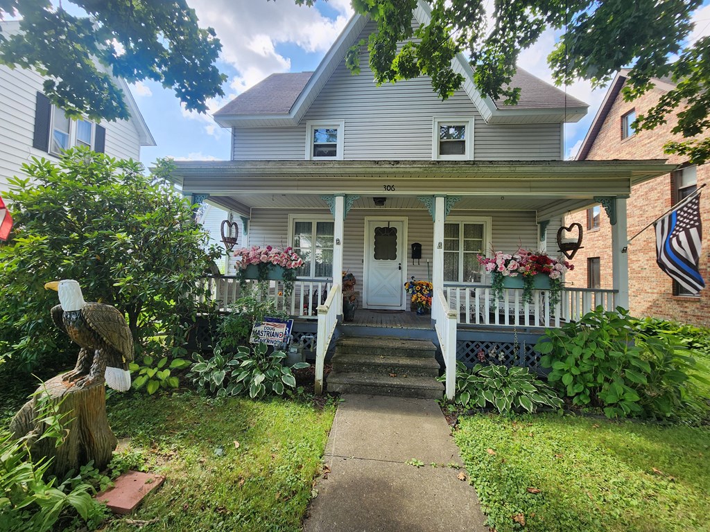 306 E Oak St