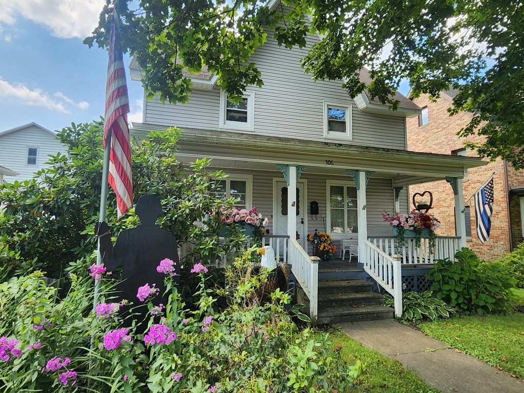 306 E Oak St