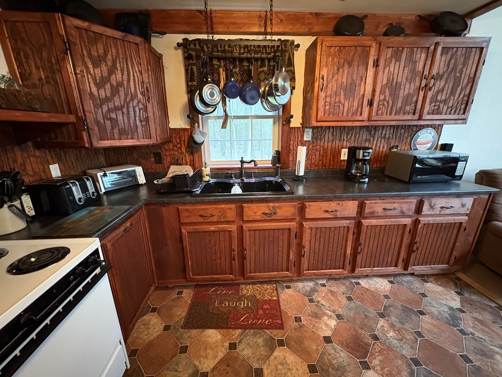 4 Hemlock Ln