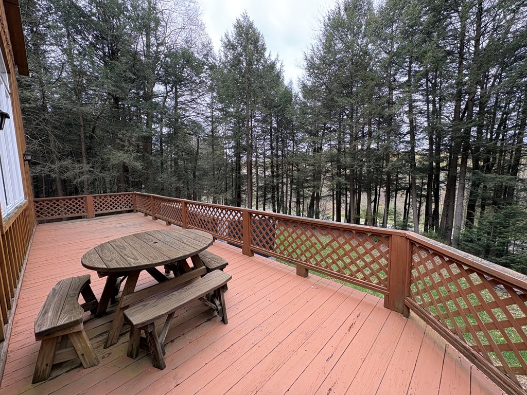 4 Hemlock Ln