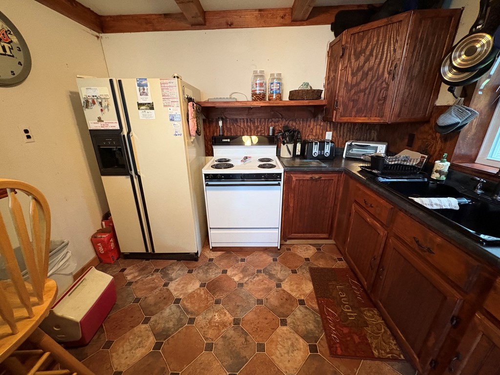 4 Hemlock Ln