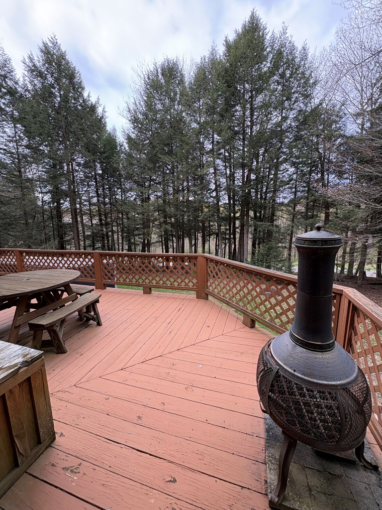 4 Hemlock Ln