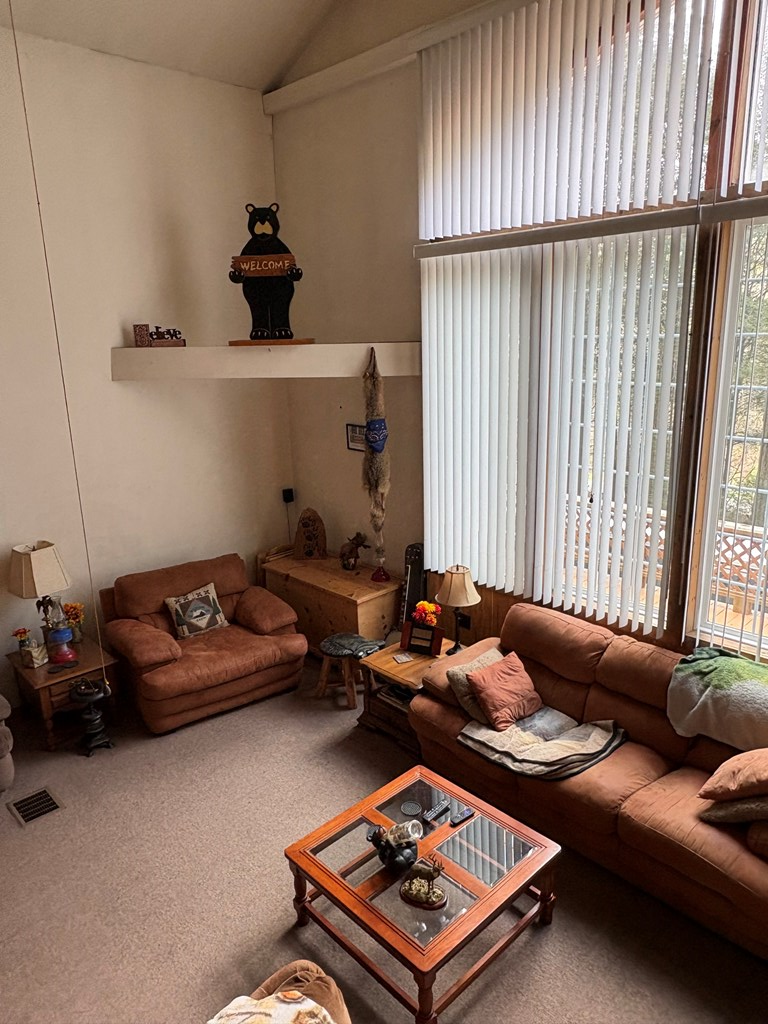 4 Hemlock Ln