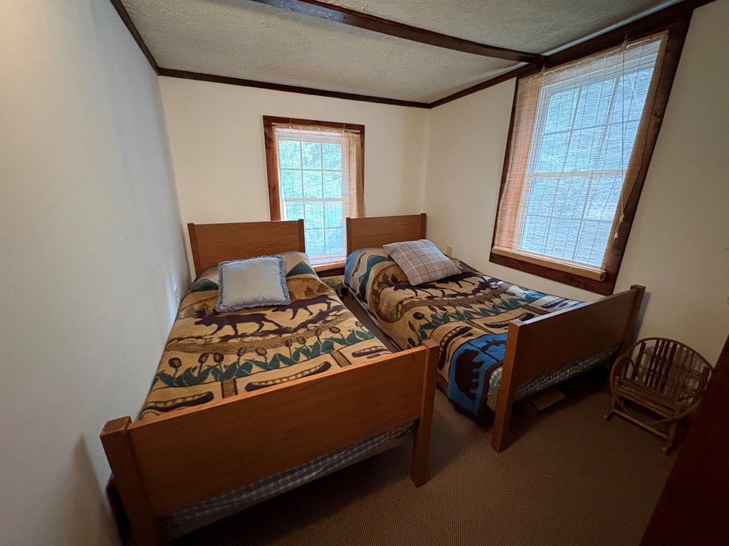 4 Hemlock Ln