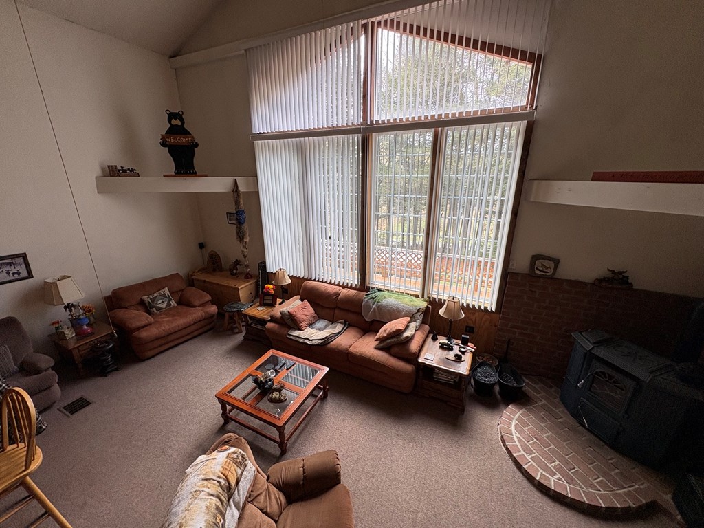 4 Hemlock Ln