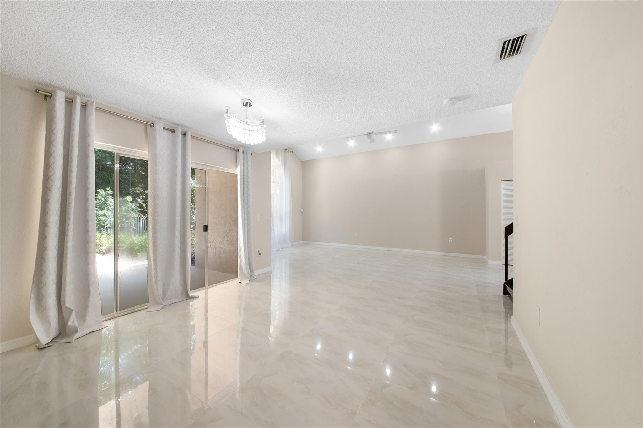 6625 NW 75th Place