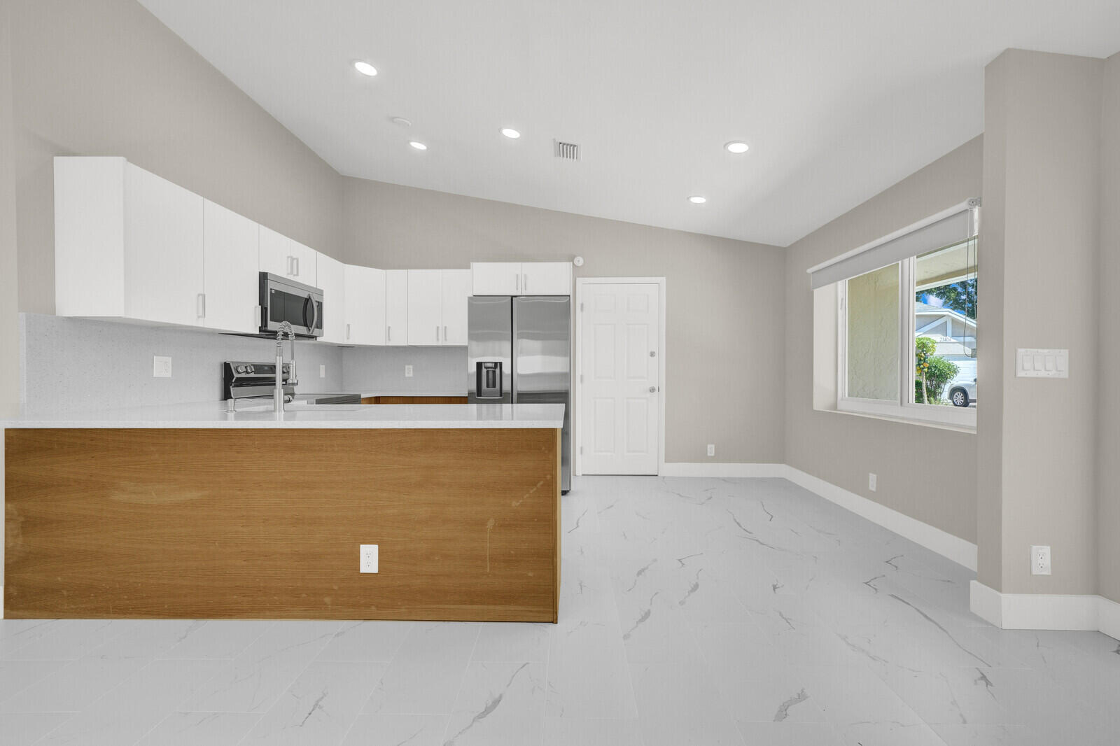 23392 E Country Club Dr Drive E, Watergate