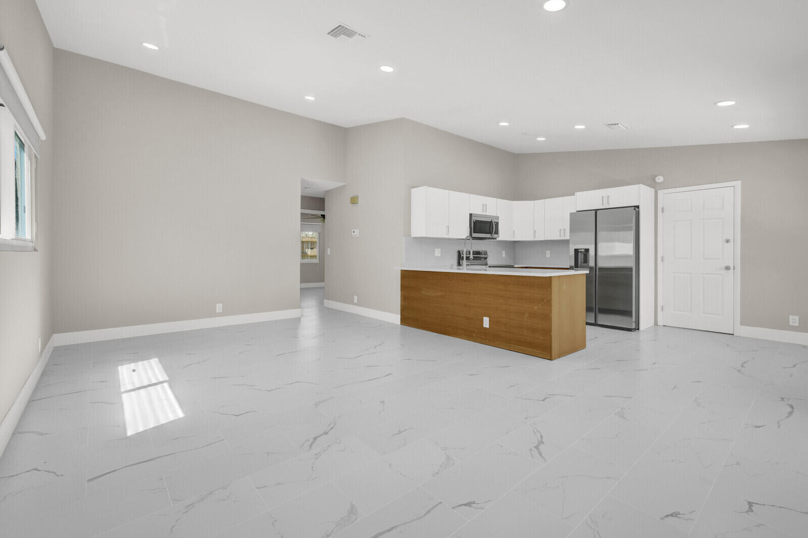23392 E Country Club Dr Drive E, Watergate