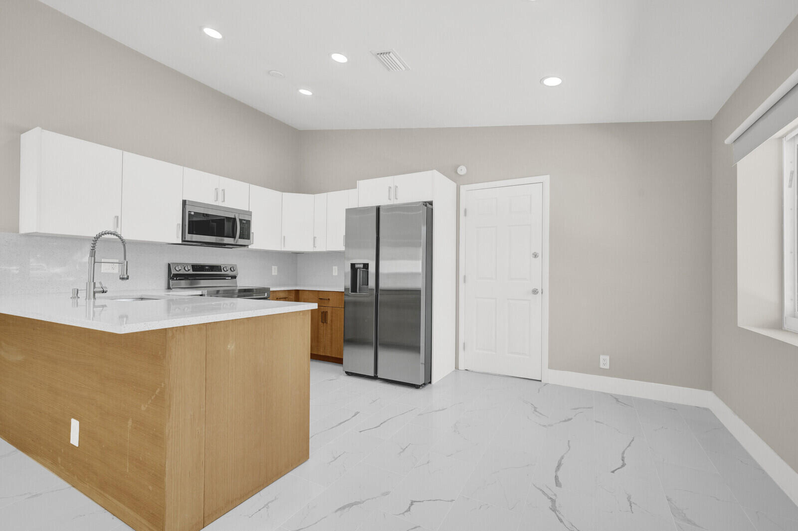 23392 E Country Club Dr Drive E, Watergate