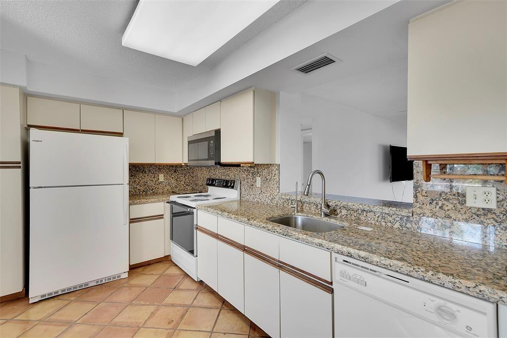 7370 S Oriole Boulevard 607