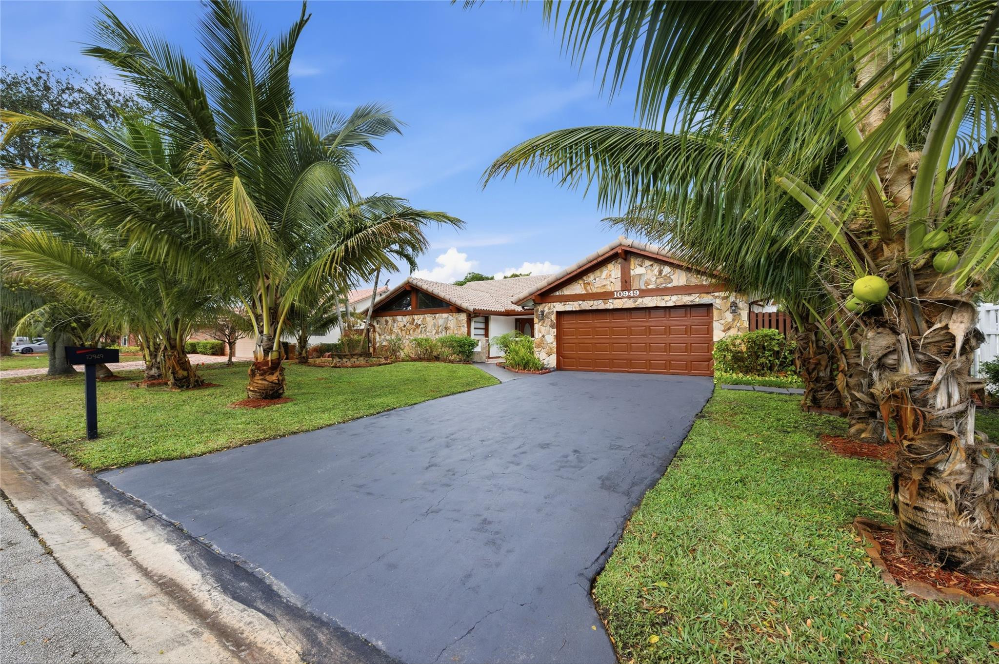10949 NW 1st Manor