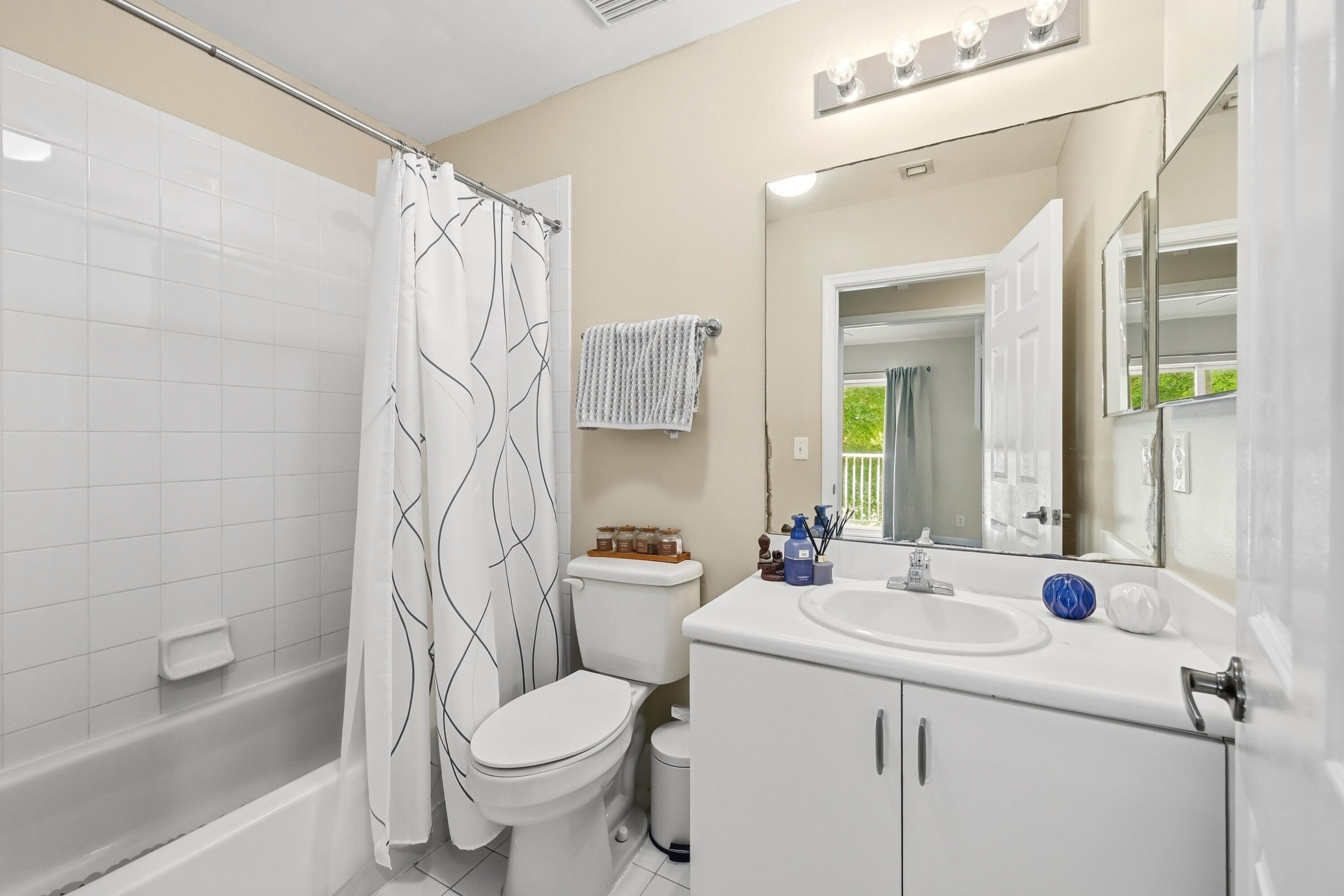 8464 Lagos De Campo Boulevard 8464