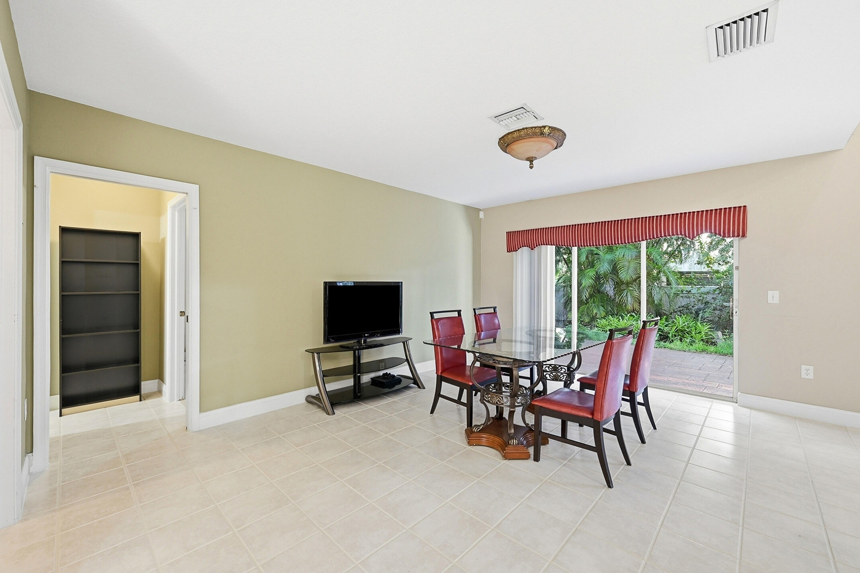 306 NW 115th Way