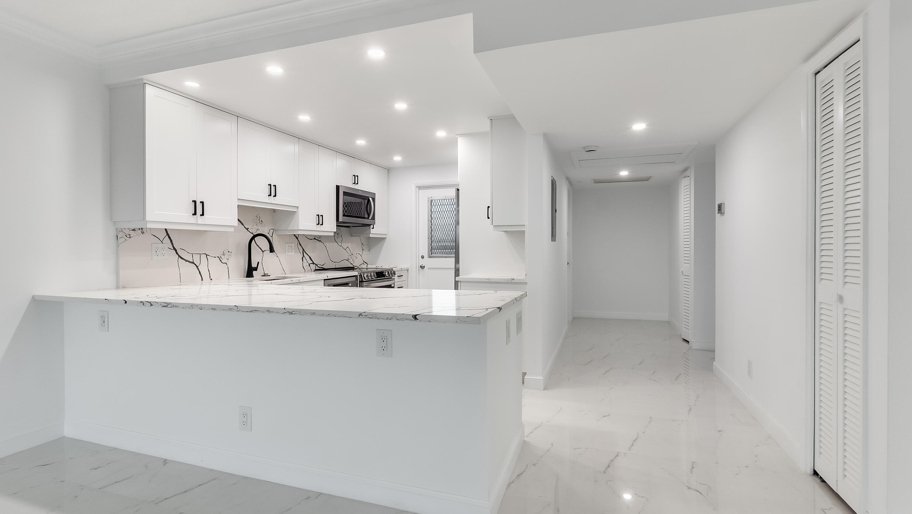3000 N PALM AIRE Drive 407