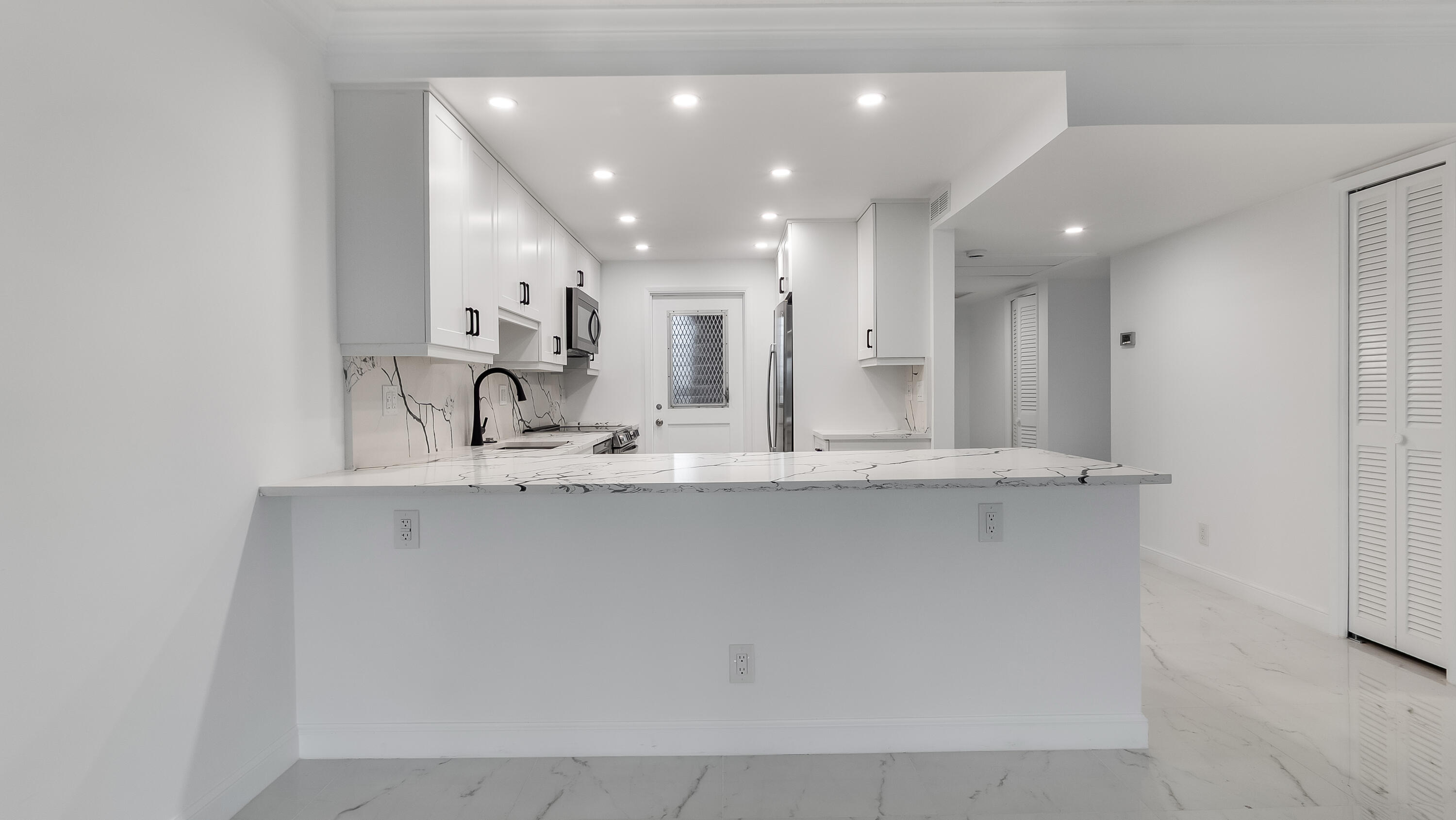3000 N PALM AIRE Drive 407