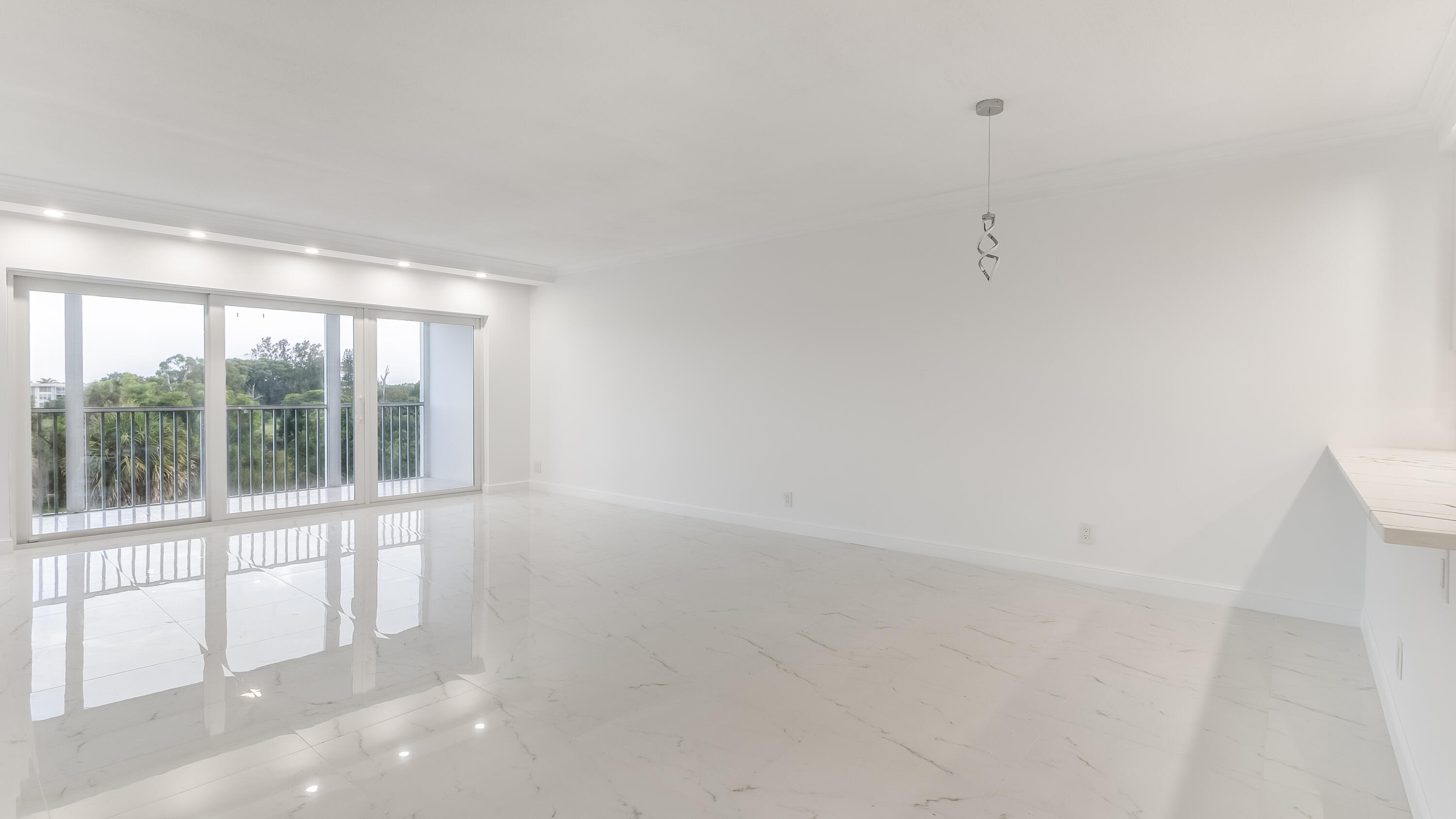 3000 N PALM AIRE Drive 407