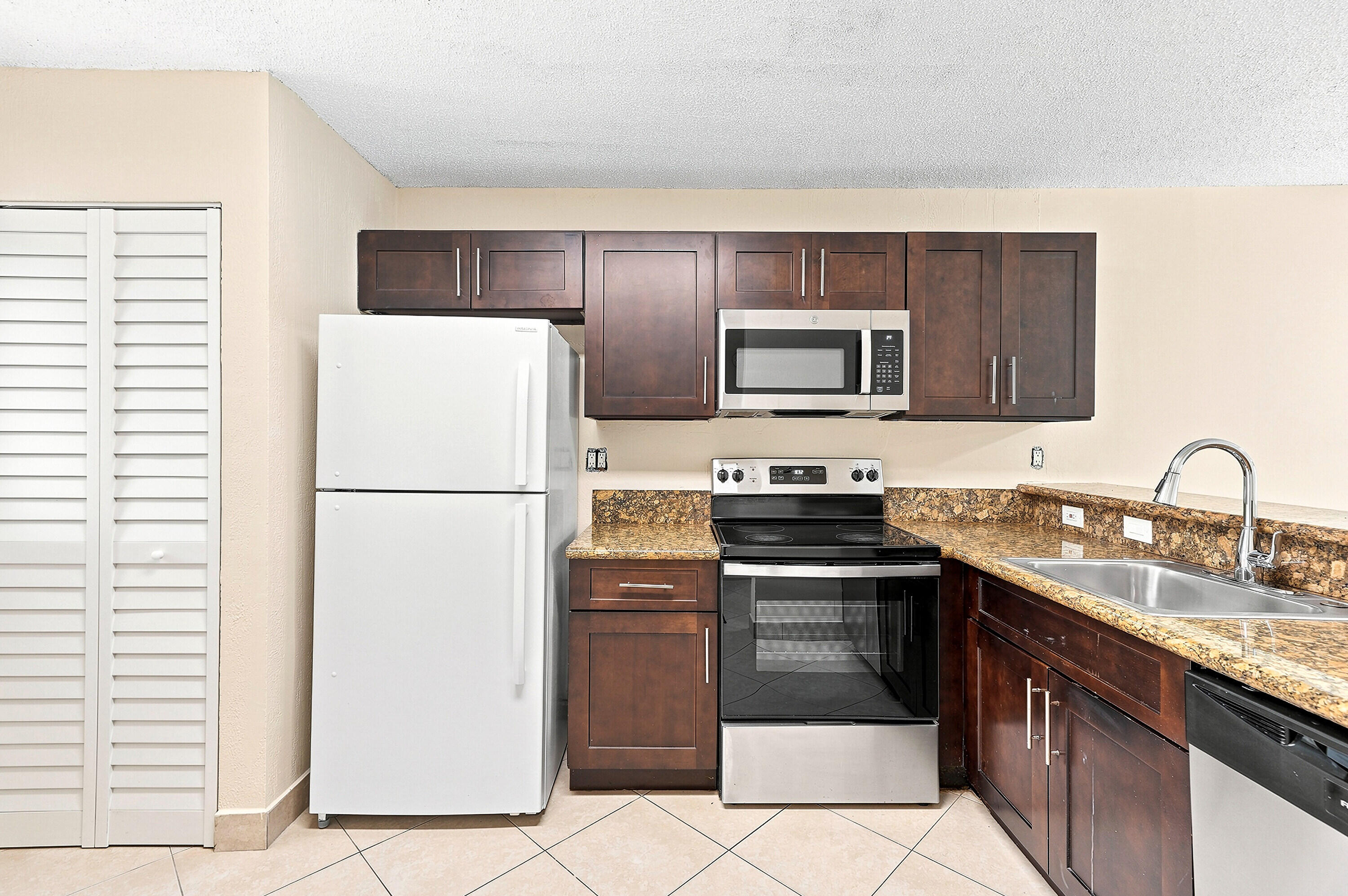 9938 NOB HILL Lane 9938