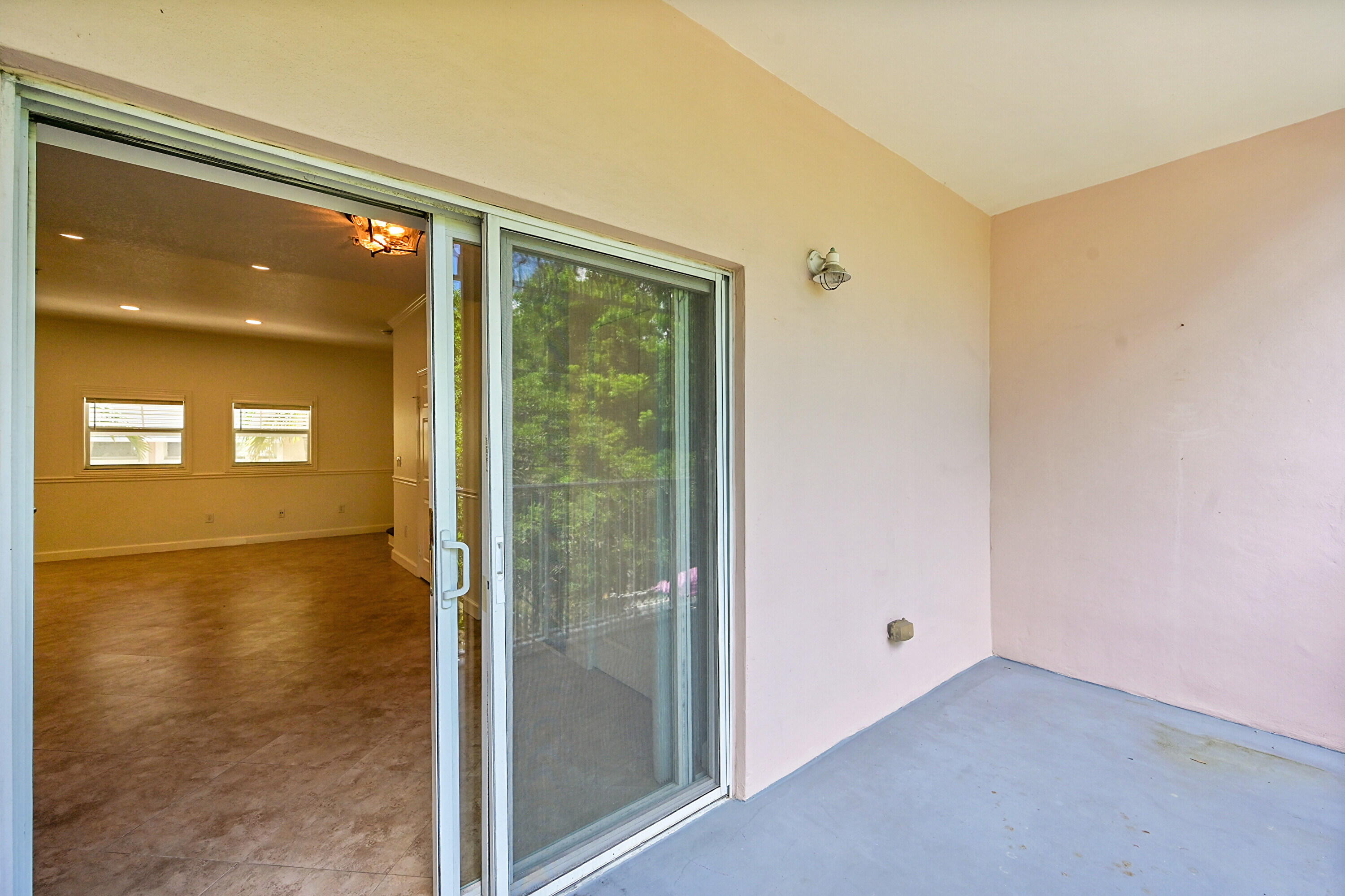 453 NE 1ST Street