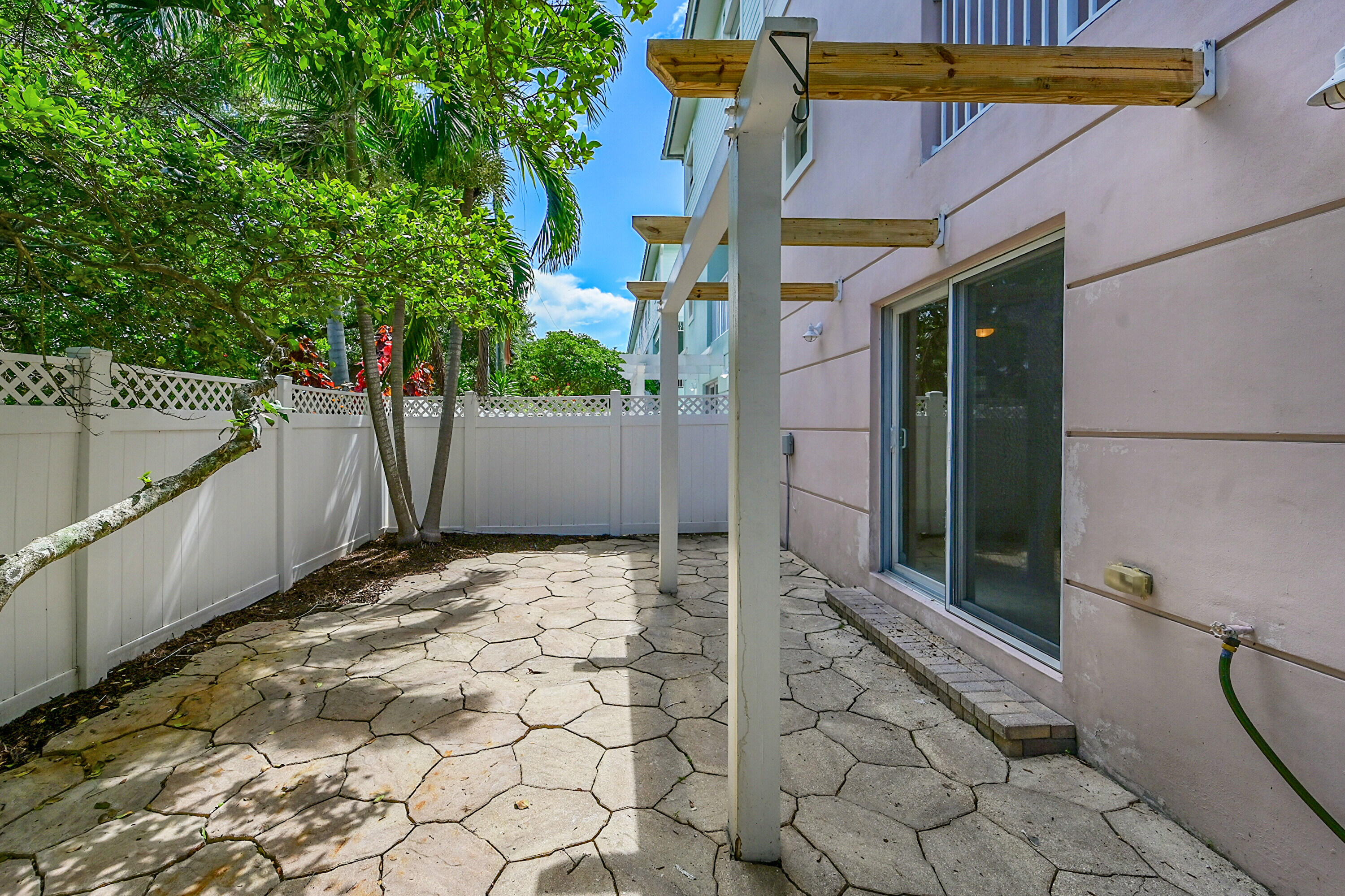 453 NE 1ST Street