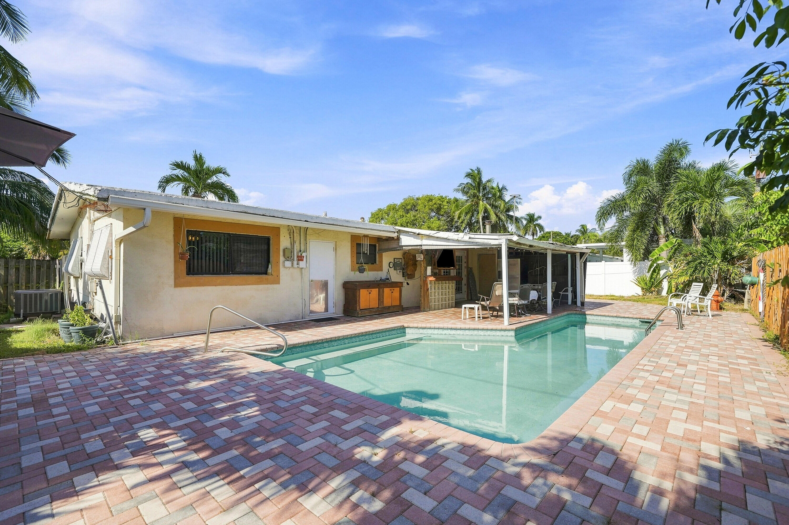 2511 NE 12TH Court