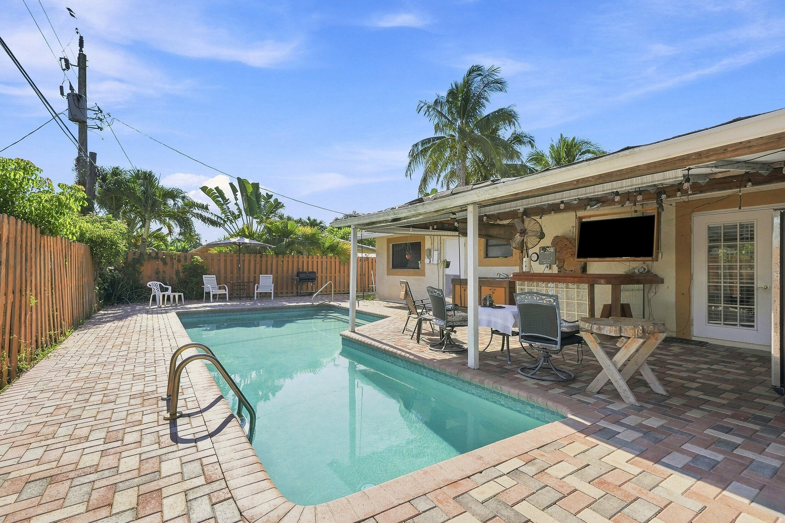 2511 NE 12TH Court