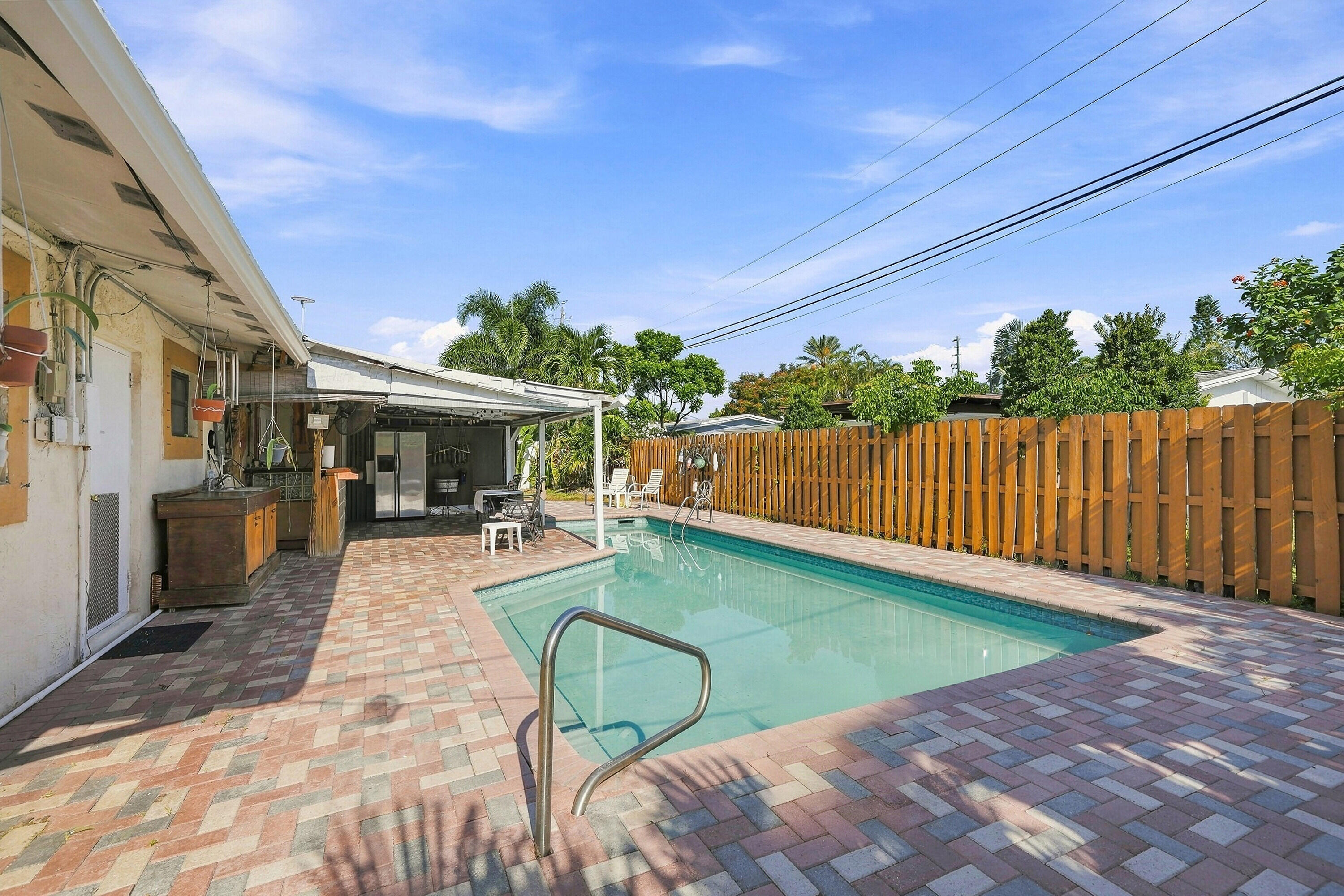 2511 NE 12TH Court