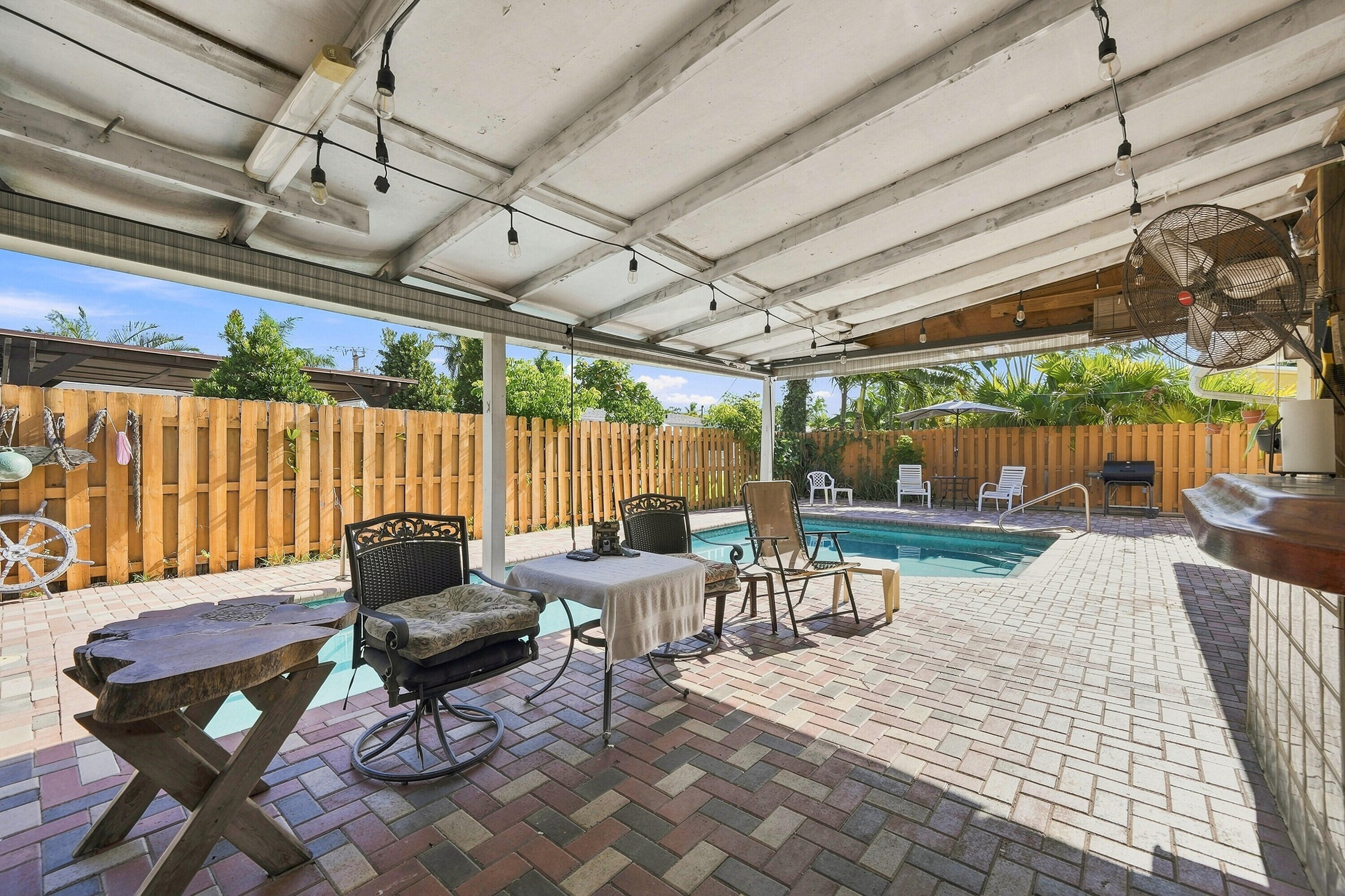 2511 NE 12TH Court