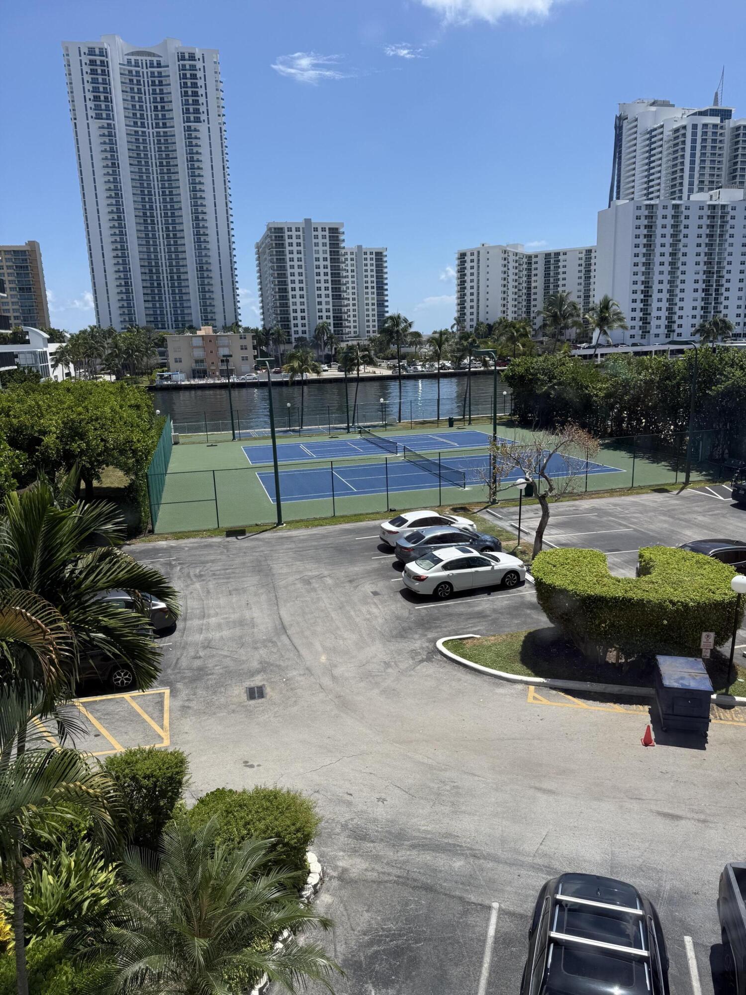 1000 PARKVIEW Drive 424