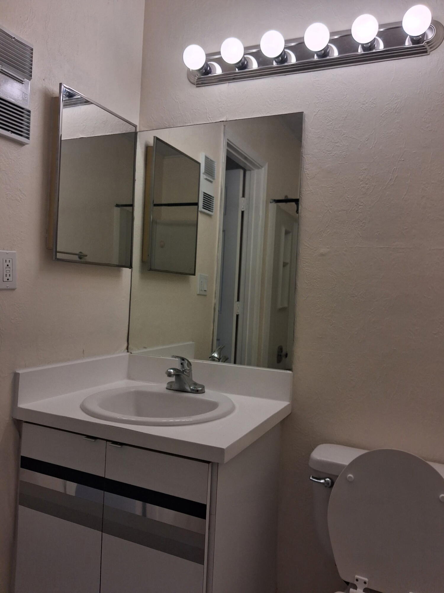 2401 RIVERSIDE Drive 517